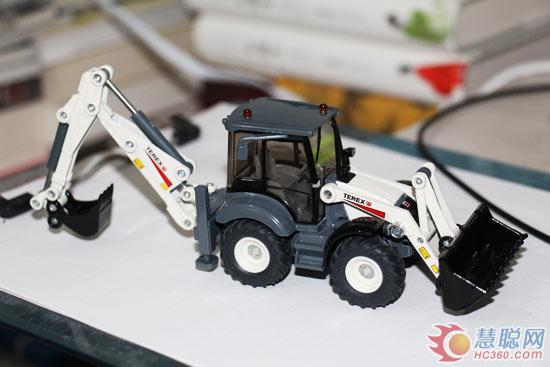 兩頭忙 之特雷克斯挖掘裝載機(jī) 圖